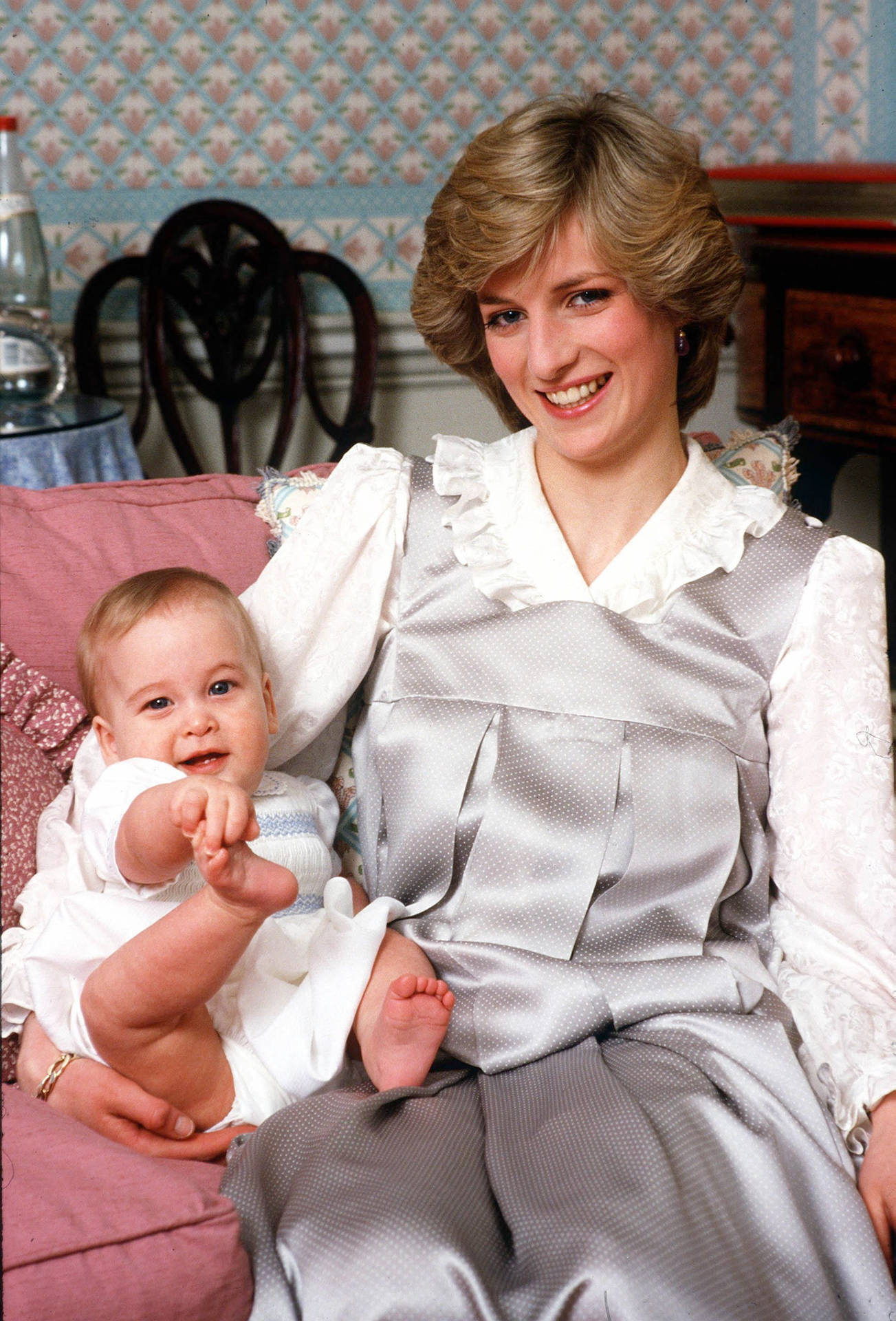 Prinsesse Diana Med Sød Prins William Wallpaper