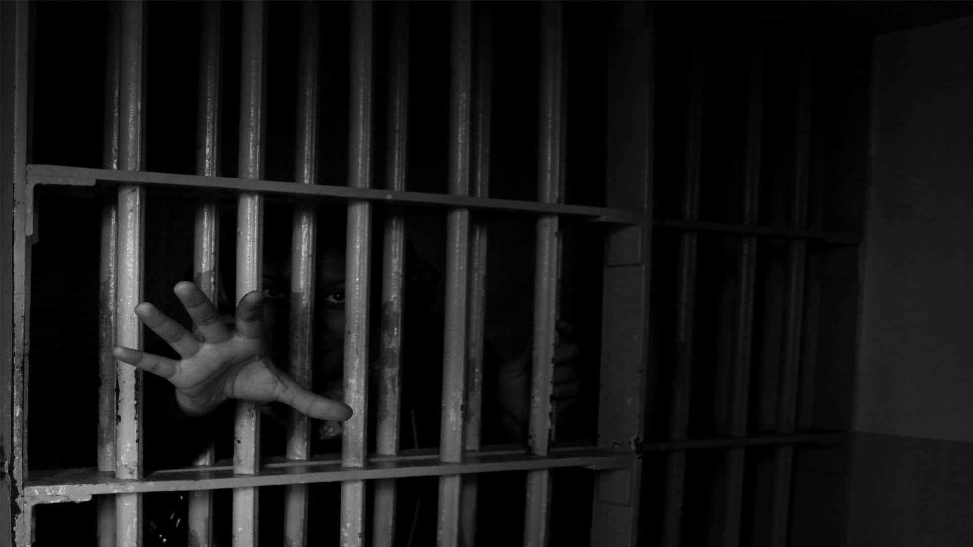 Enhand Sträcker Sig Ut Från En Fängelsecell
