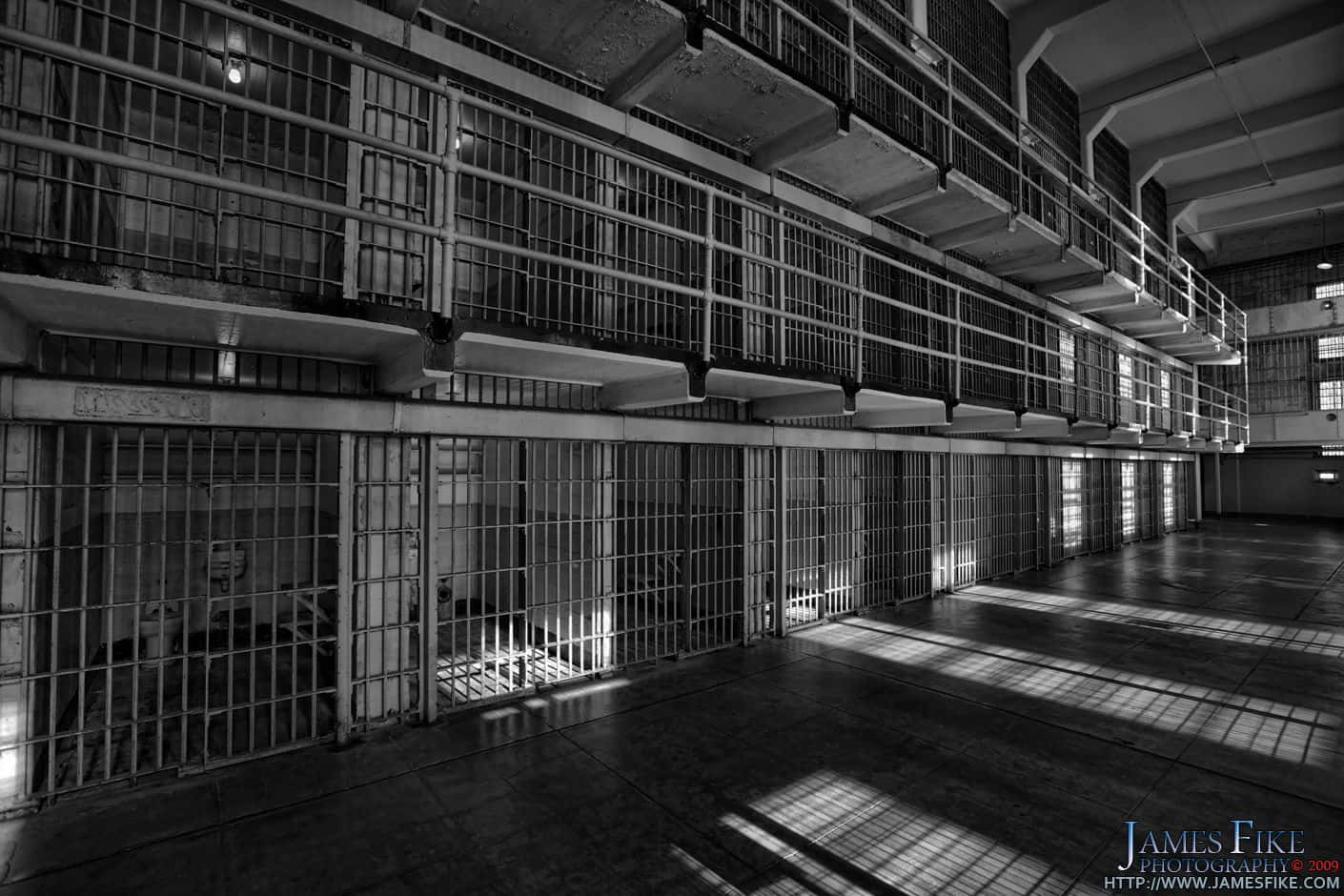Einschwarz-weißes Foto Einer Gefängniszelle.