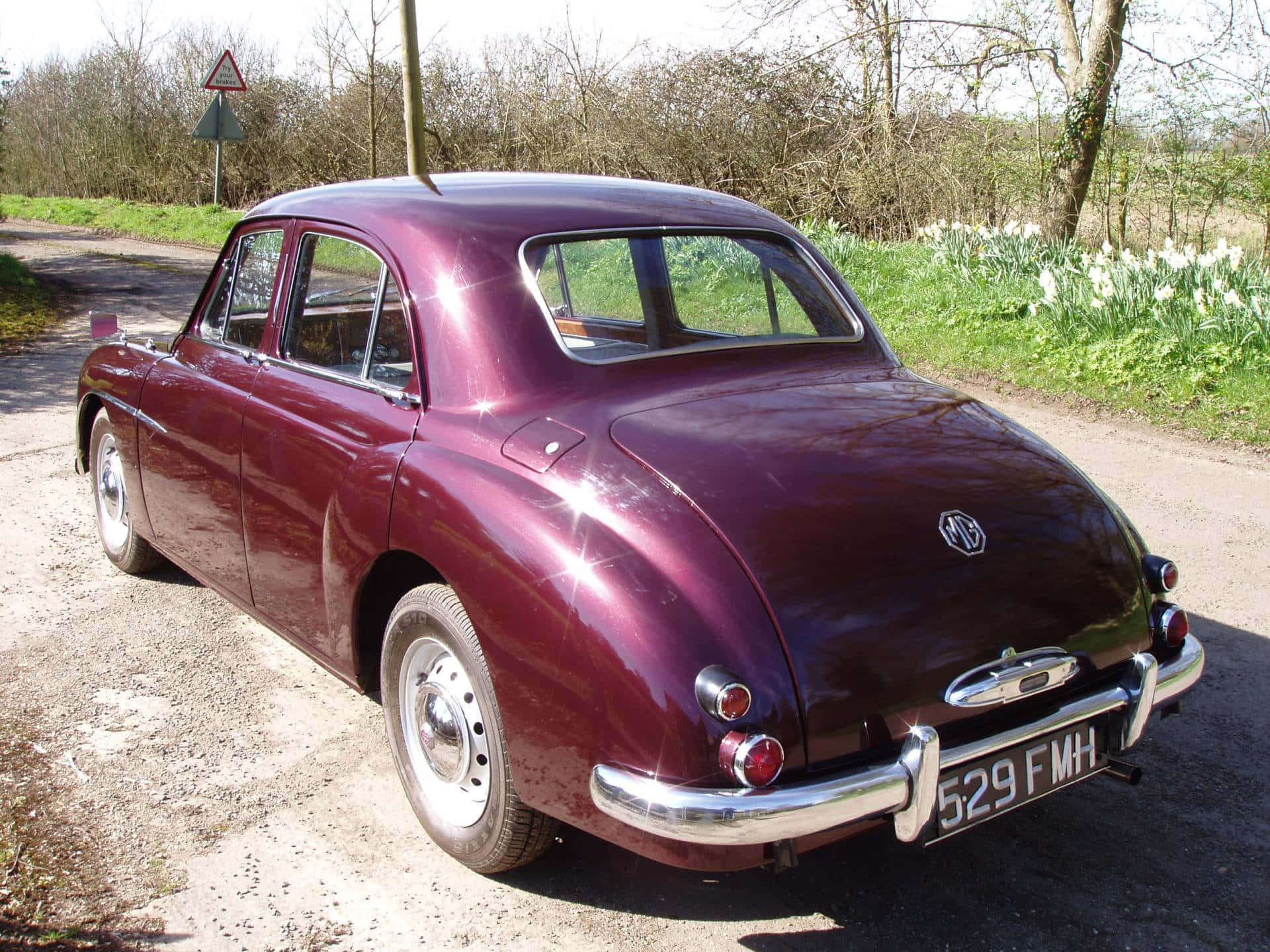 Pristine Vintage Mg Magnette Glijdt Door Rustieke Landschappen Achtergrond