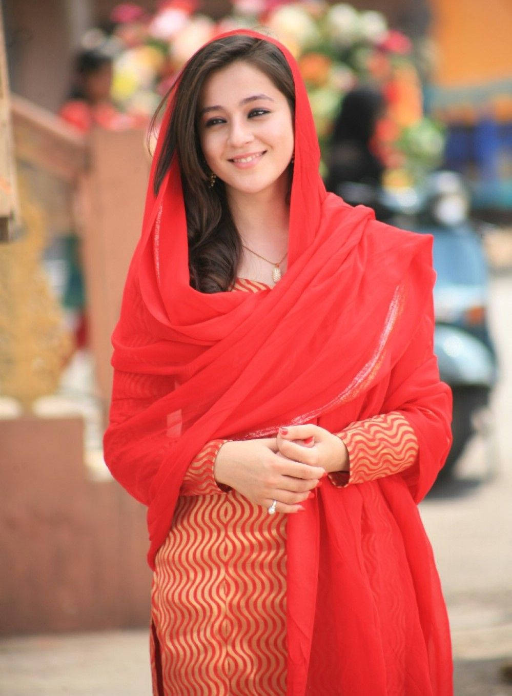 Priyal Gor hijab pige i rød smirkende tapet Wallpaper