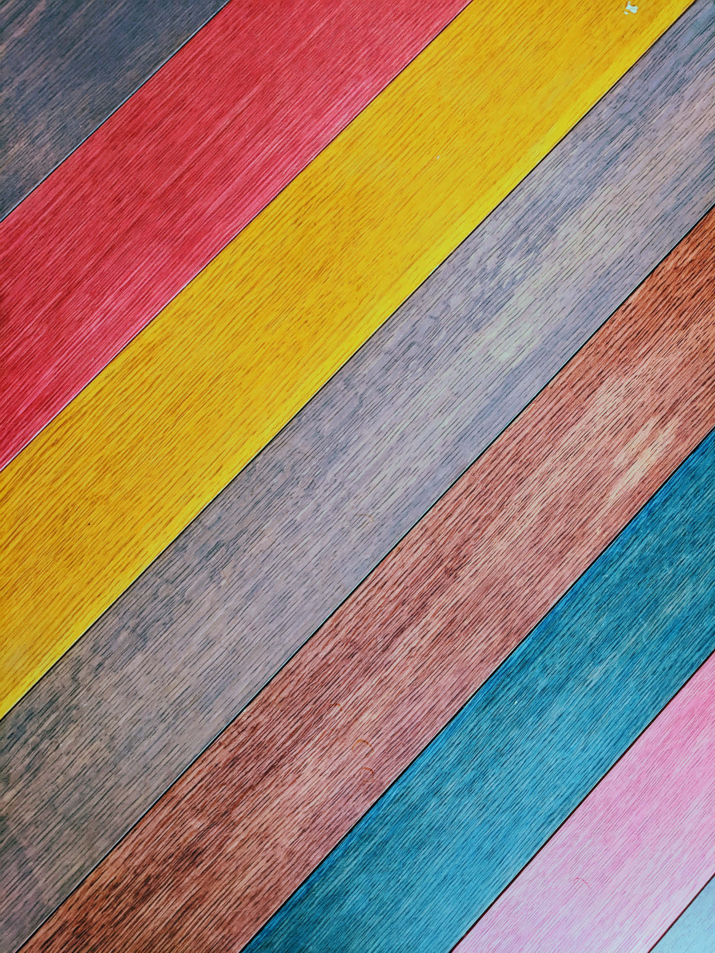 En træbænk med et farverigt mønster