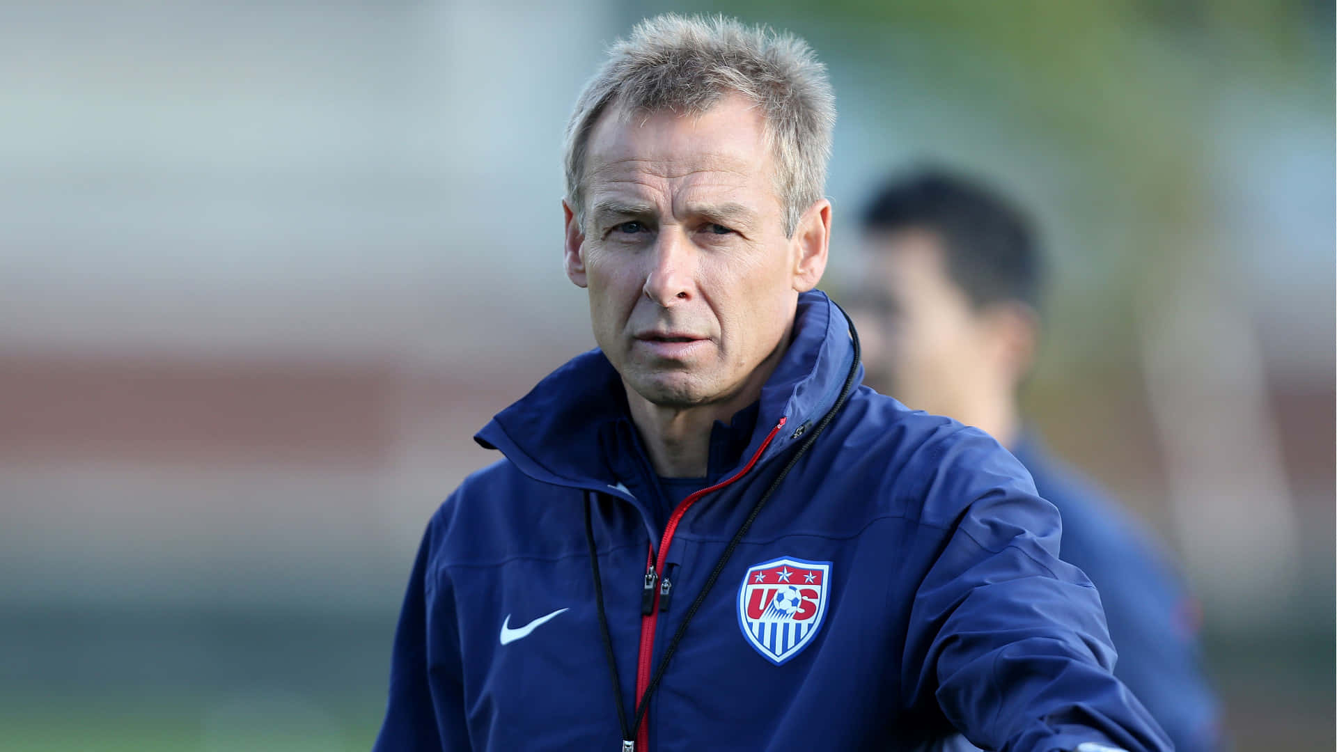 Dette tapet viser Jurgen Klinsmanns karriere som fodboldmanager - Tredobbel tapet Wallpaper