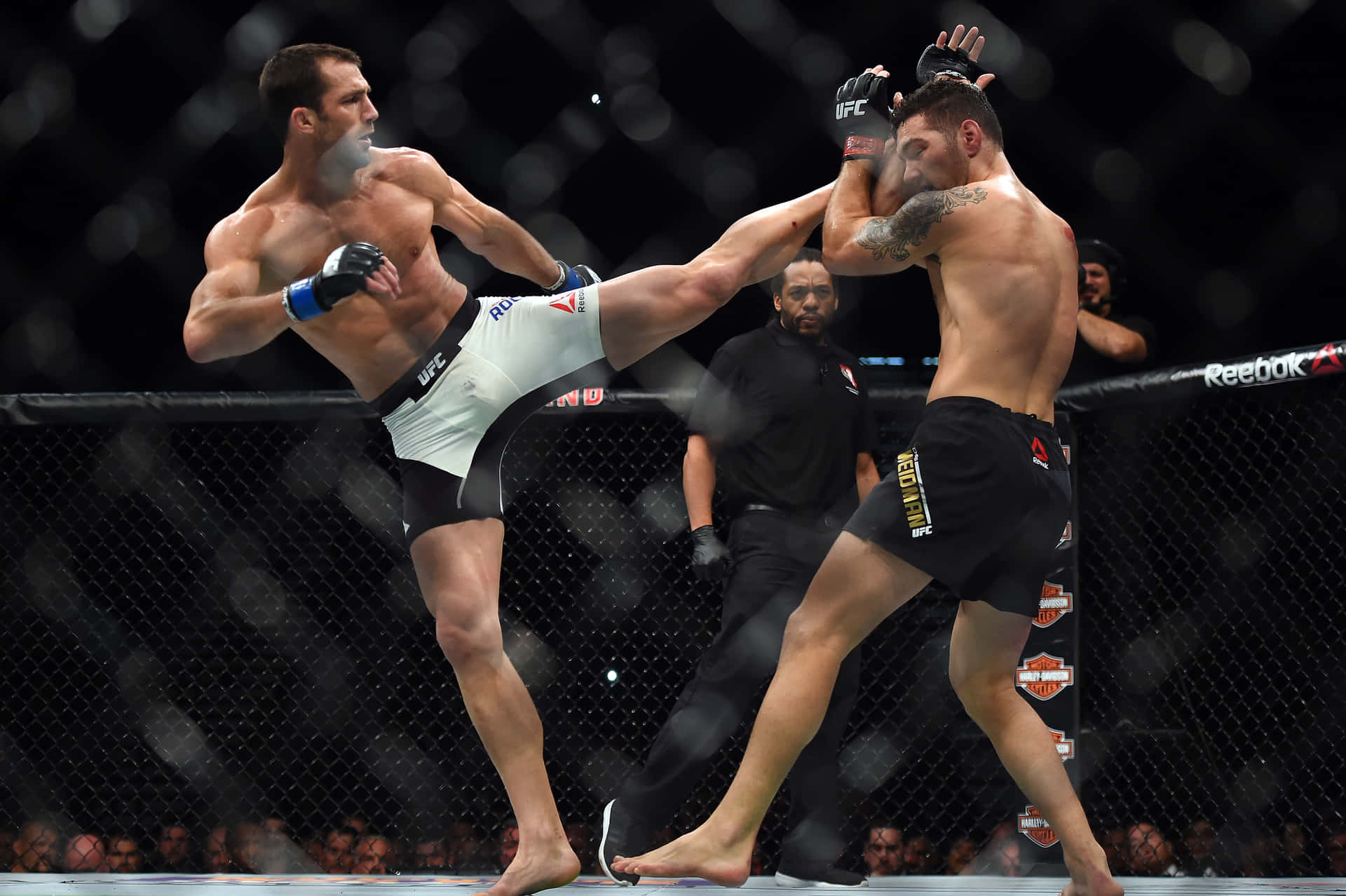 Profesionel UFC kæmper Luke Rockhold sparker Chris Weidman 2015. Wallpaper