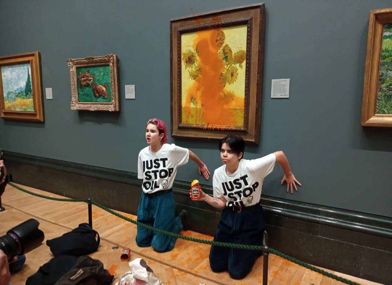Manifestantesen El Museo Van Gogh Fondo de pantalla