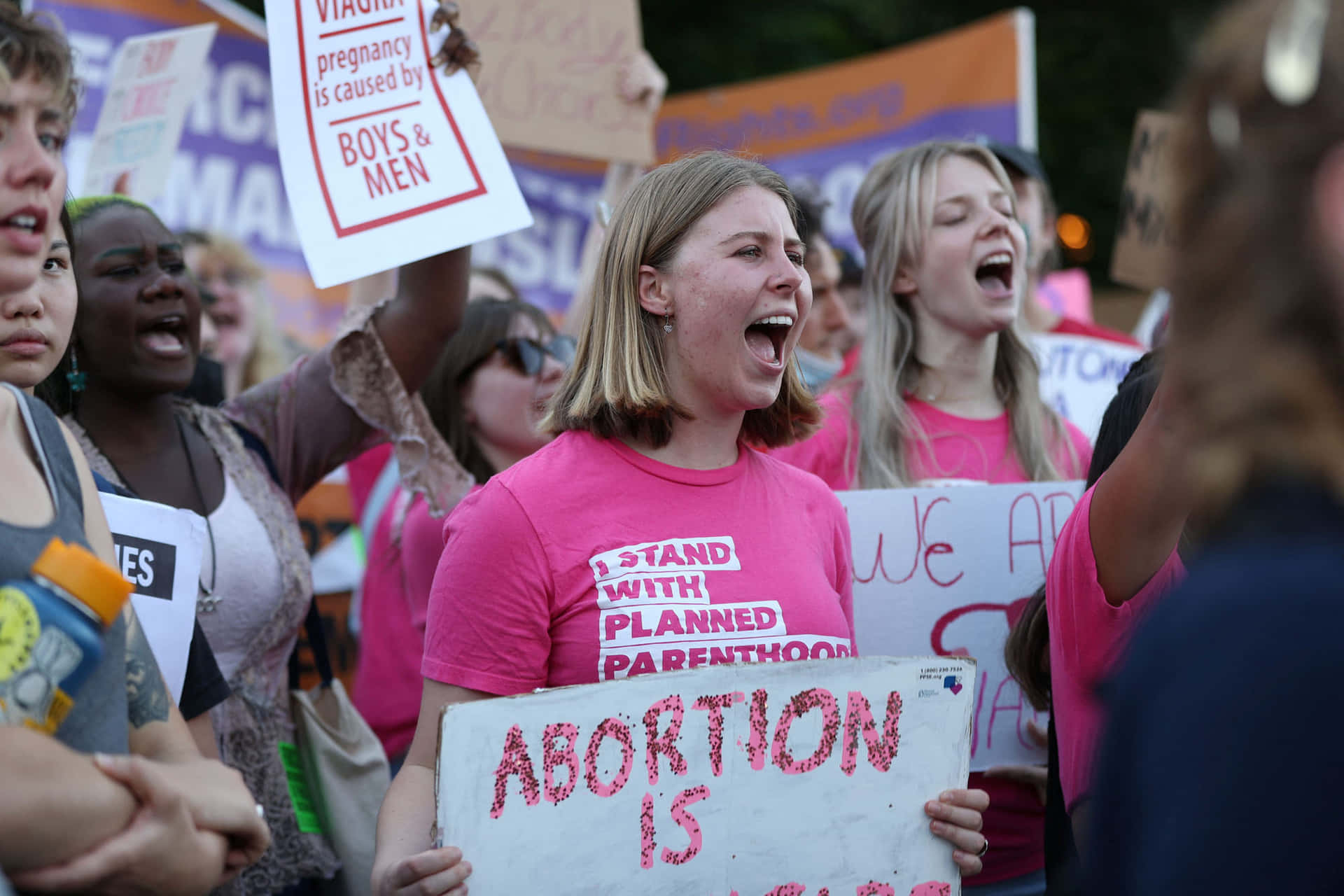 Manifestantescoreando Durante La Marcha A Favor Del Aborto Fondo de pantalla