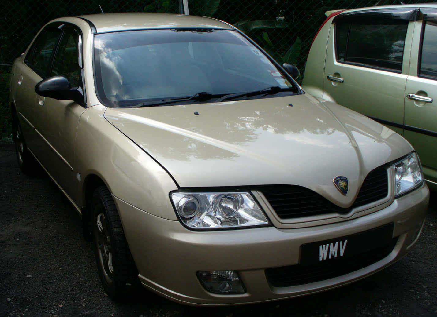 Proton Waja Gouden Sedan Geparkeerd Achtergrond