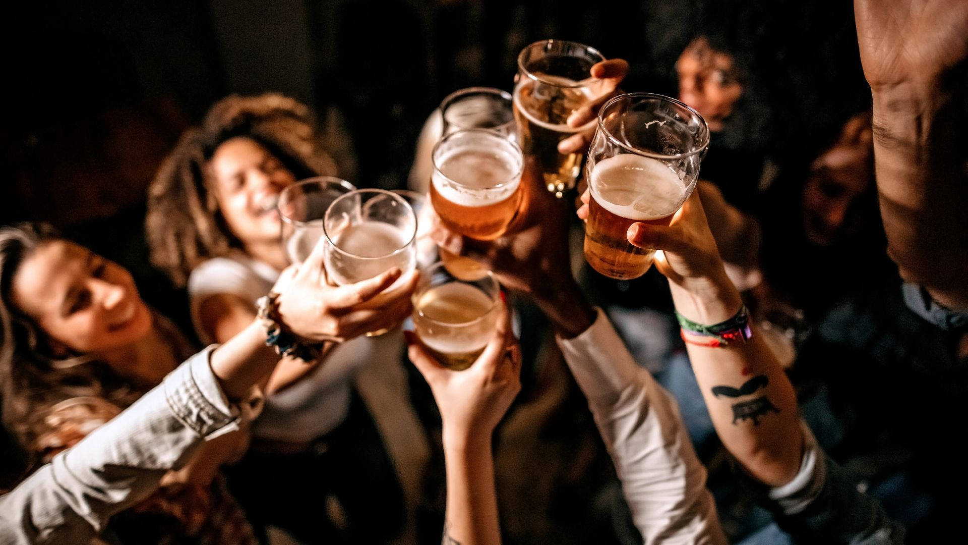 Pub Party Beer Cheers Photography Wallpaper