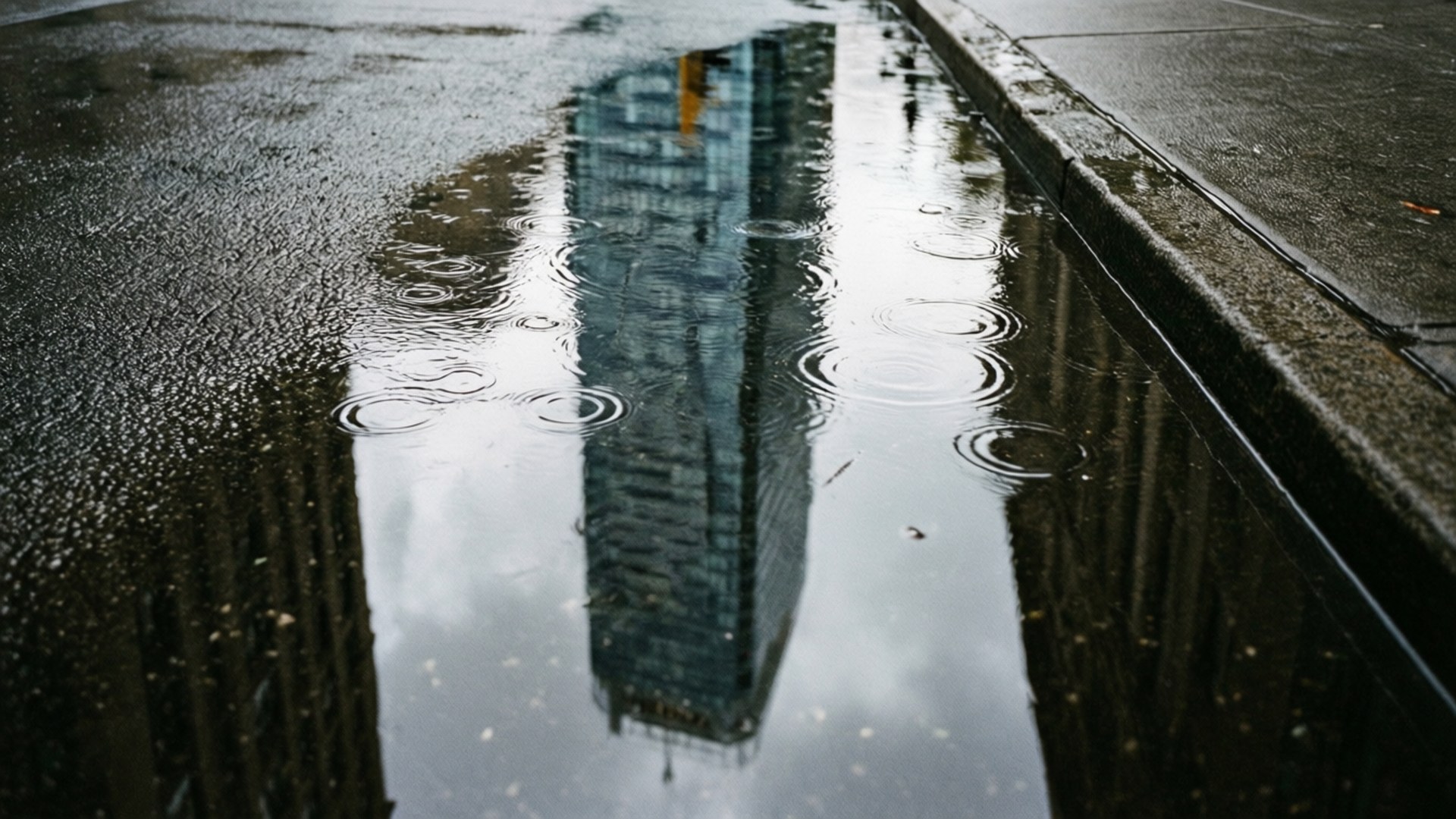 Eine abstrakte Reflexion eines Wolkenkratzers in einer Regenpfütze, verzerrt und künstlerisch.