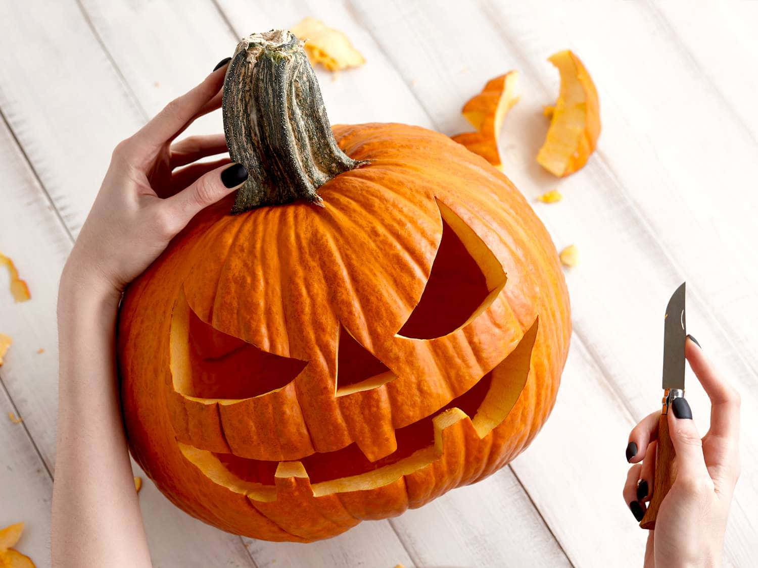 Preparatiper Halloween Con Questa Creativa Intagliatrice Di Zucche.