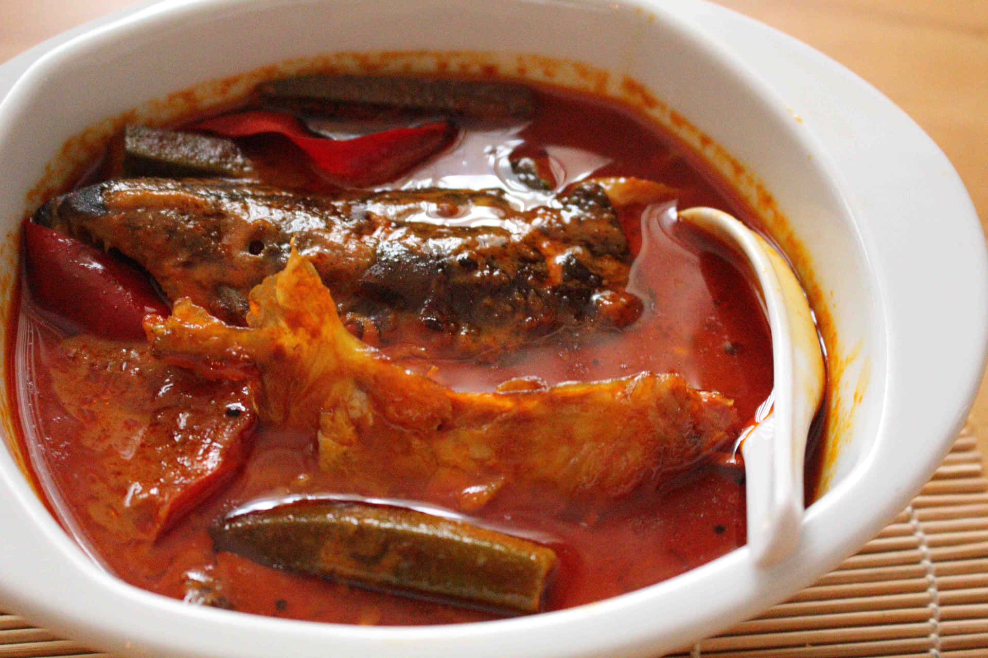 Godeteviil Piacere Aromatico Del Curry Di Testa Di Pesce Sfondo
