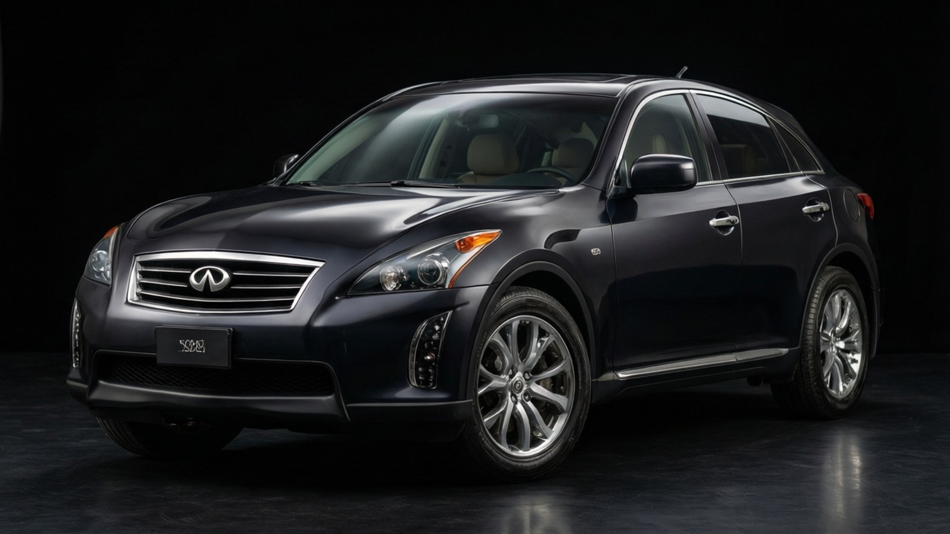 Infiniti FX35 studioopptak med dramatisk belysning og refleksjoner.