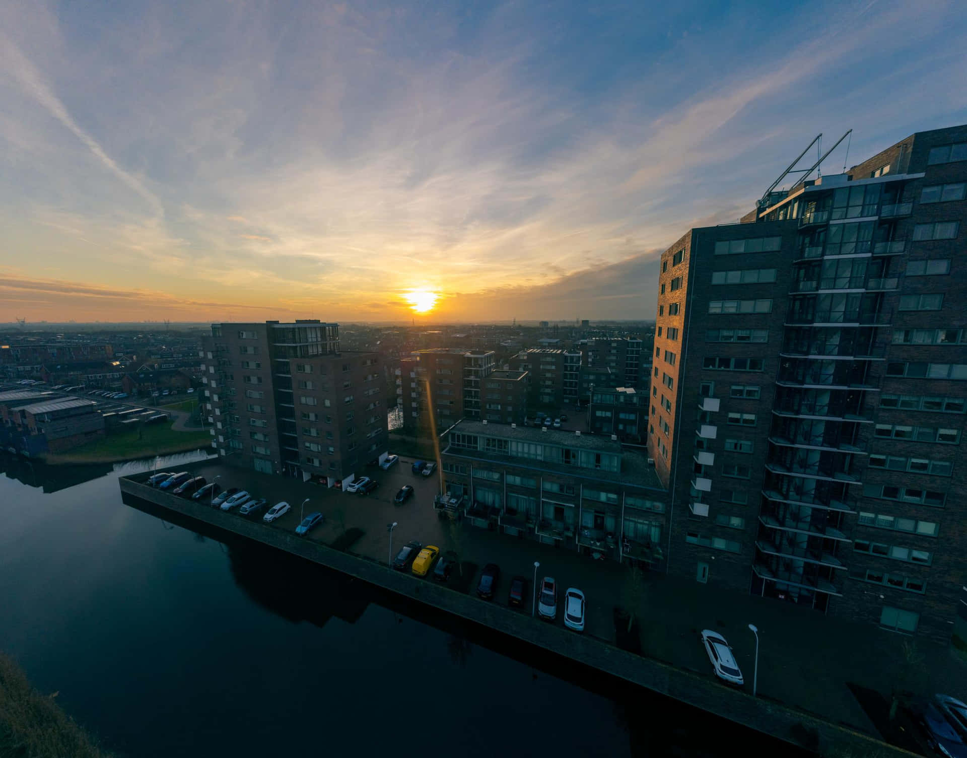 Coucher De Soleil Sur Les Bâtiments Au Bord De L'eau À Purmerend Fond d'écran