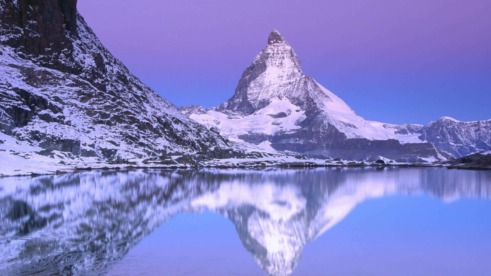 Purpur Æstetisk Matterhorn Refleksion Vibrant Skrivebords Baggrund Wallpaper