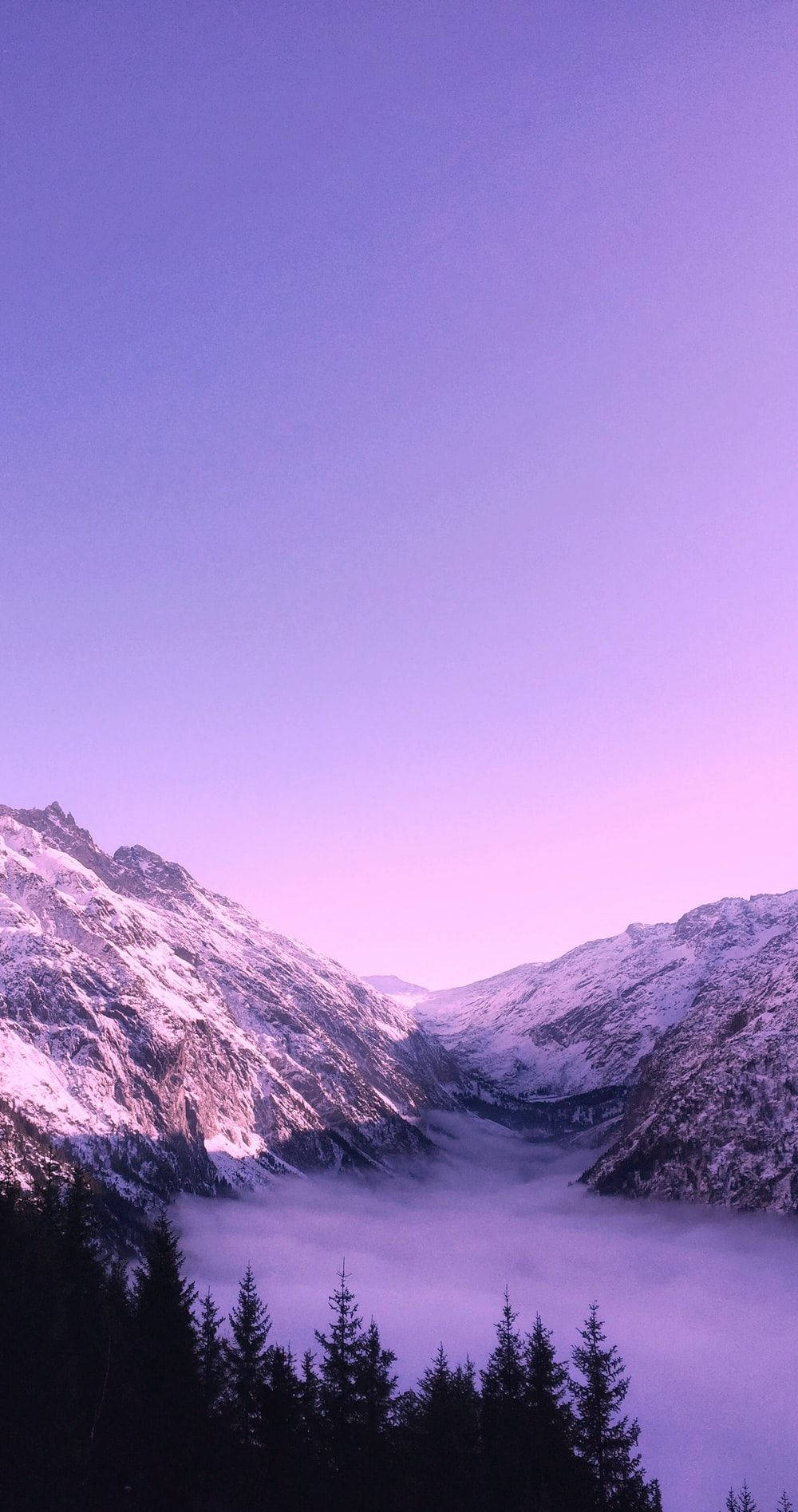 Teléfonocon Estética Púrpura De Montañas. Fondo de pantalla