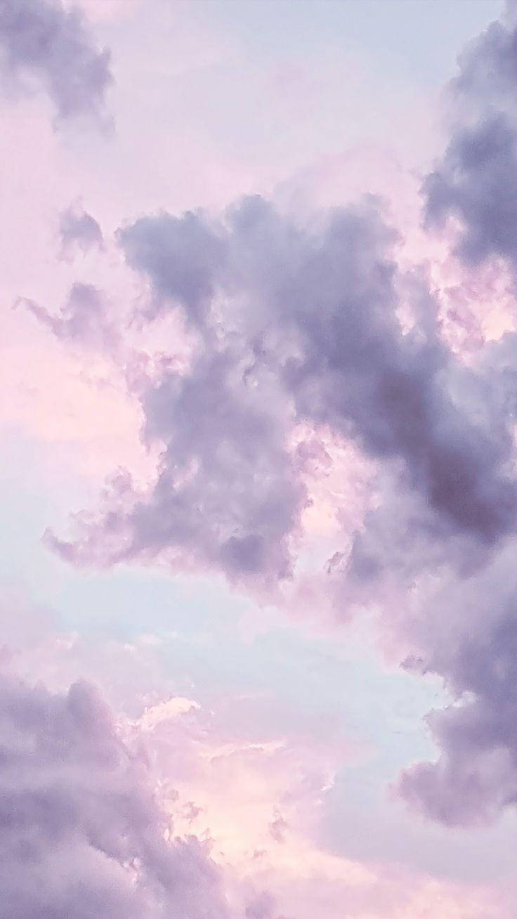 Lilaästhetisches Telefon Mit Pastellfarbenen Wolken. Wallpaper