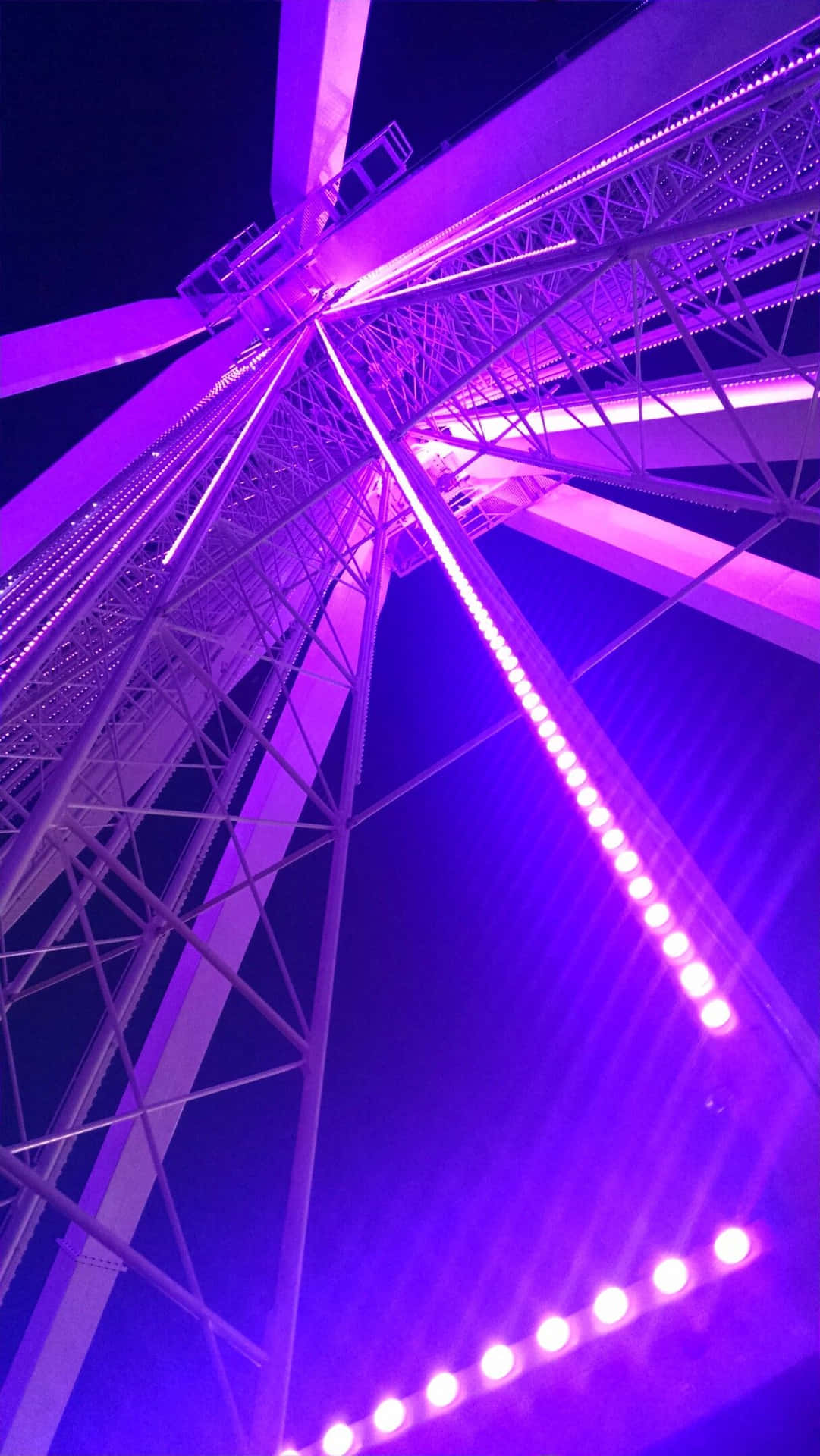 Lilaästhetisches Riesenrad Mit Lichtern Bei Nacht Bild