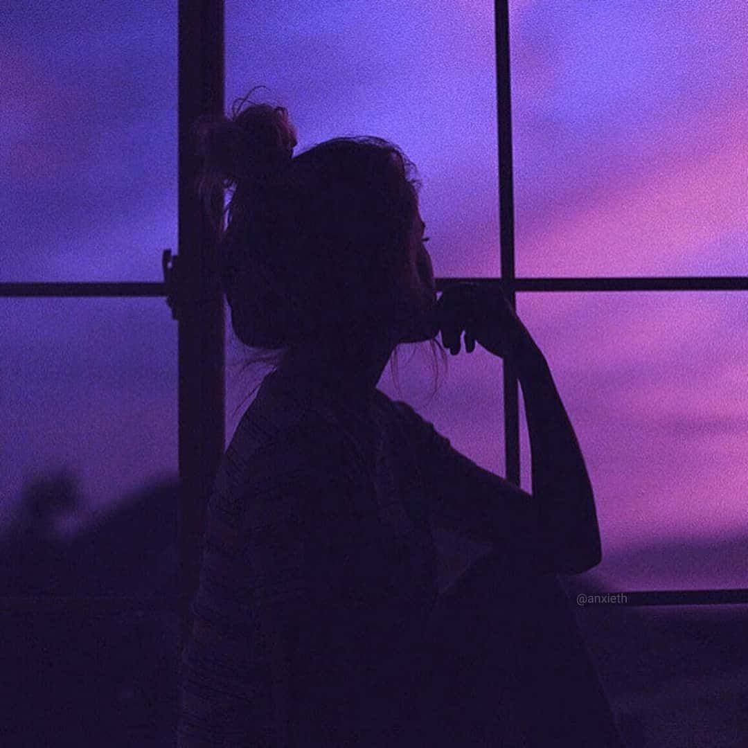 Imagende Estética Púrpura En El Cielo Con La Sombra De Una Mujer Junto A La Ventana.