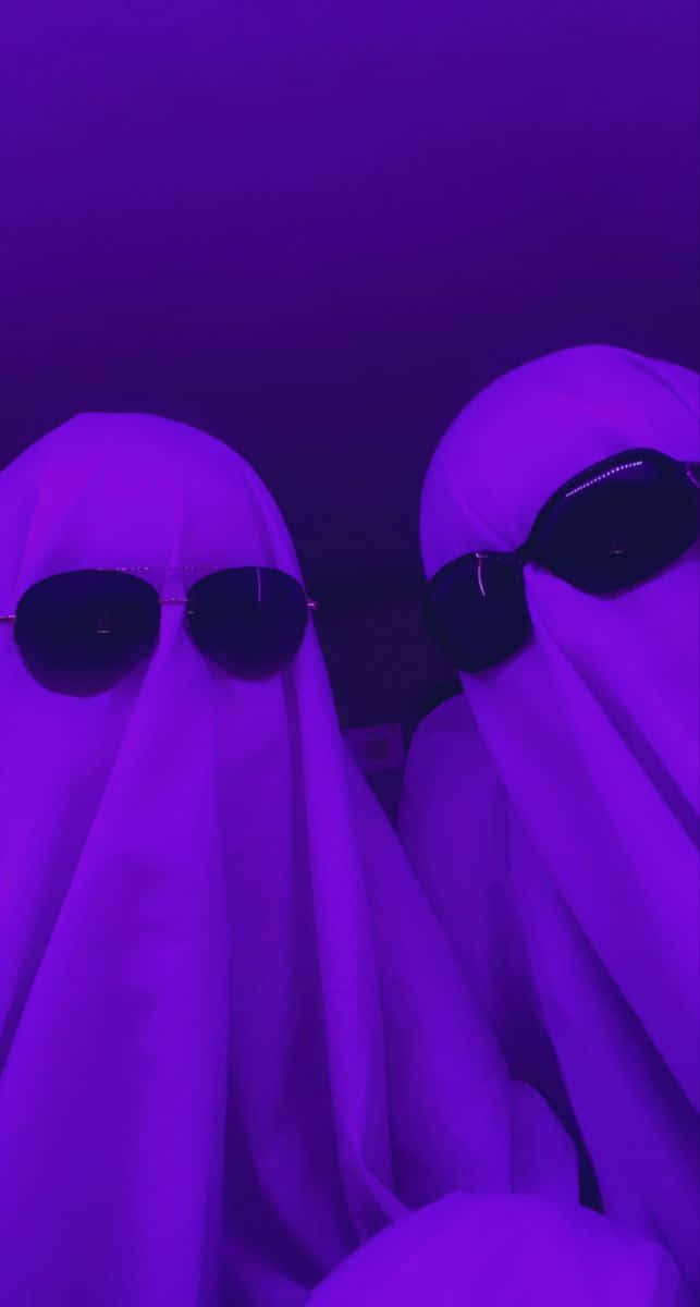 Immaginedi Un Costume Da Fantasma Estetico Viola Con Occhiali Da Sole.