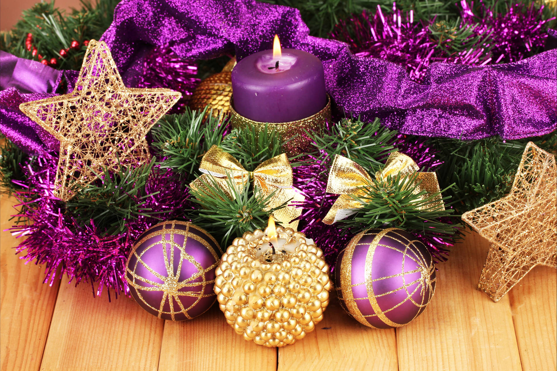 Purple And Gold Christmas Balls Wreath Wallpaper