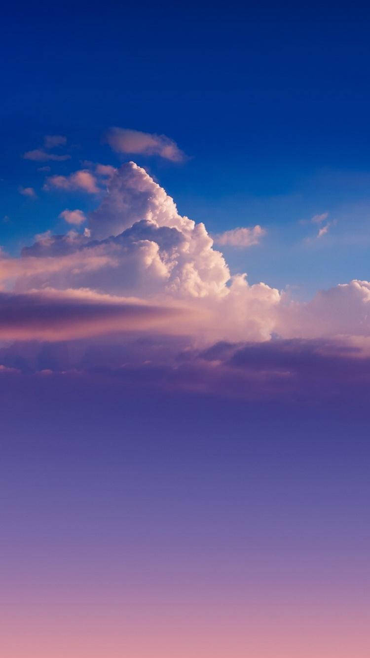 Nuvensroxas Surrealistas No Céu. Papel de Parede