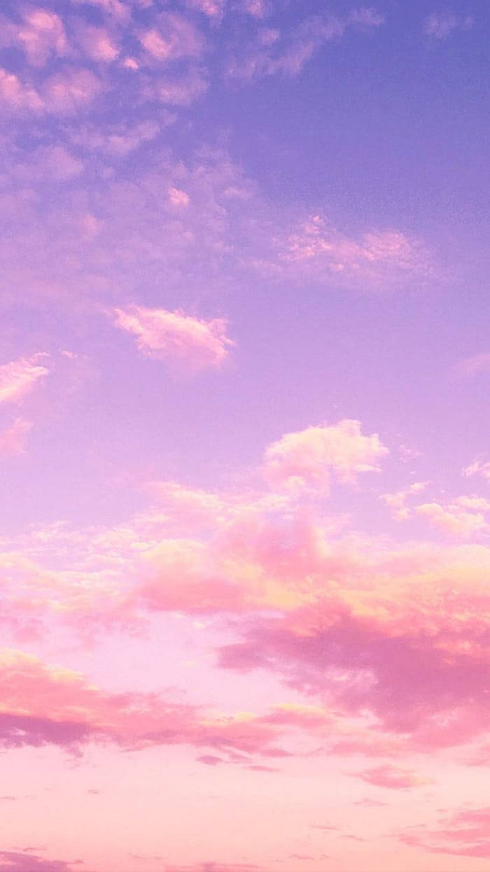 Majestætisk lilla skyer baggrund for en utrolig solnedgang. Wallpaper