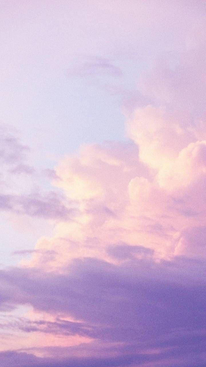 Fühledie Lila Farbtöne Der Wolken. Wallpaper