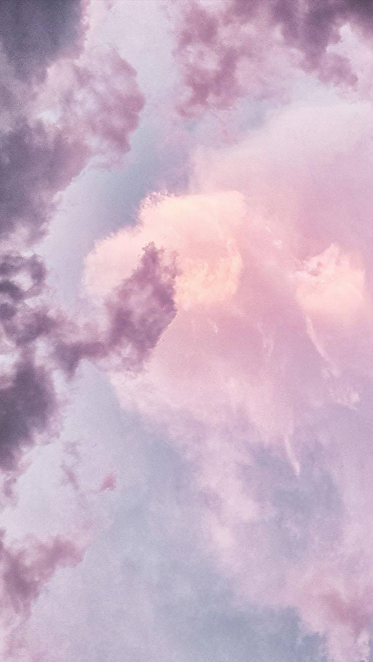 Glöminte Att Njuta Av Skönheten I De Purple Clouds När De Sakta Rör Sig Förbi. Wallpaper