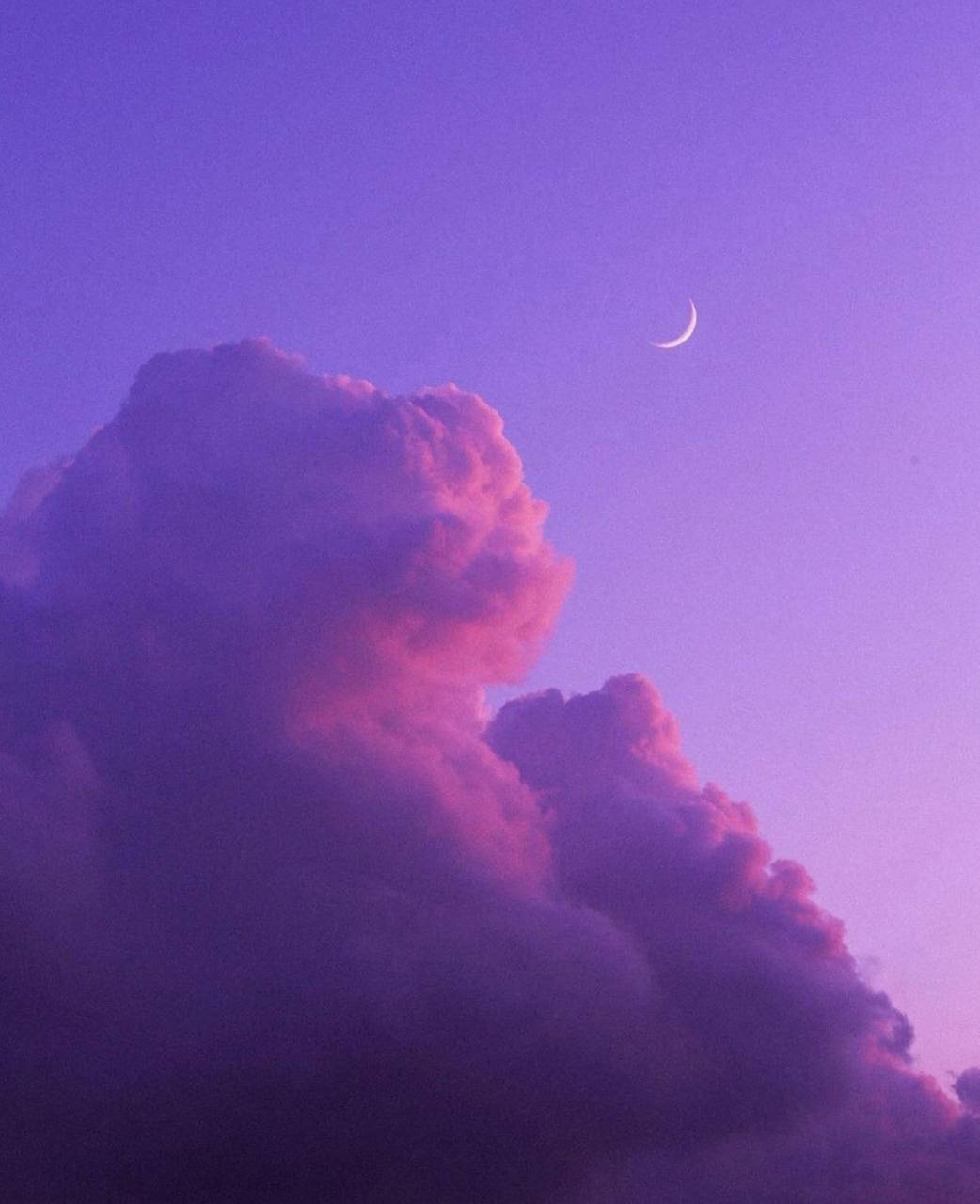 En lilla himmel med skyer og en halvmåne Wallpaper