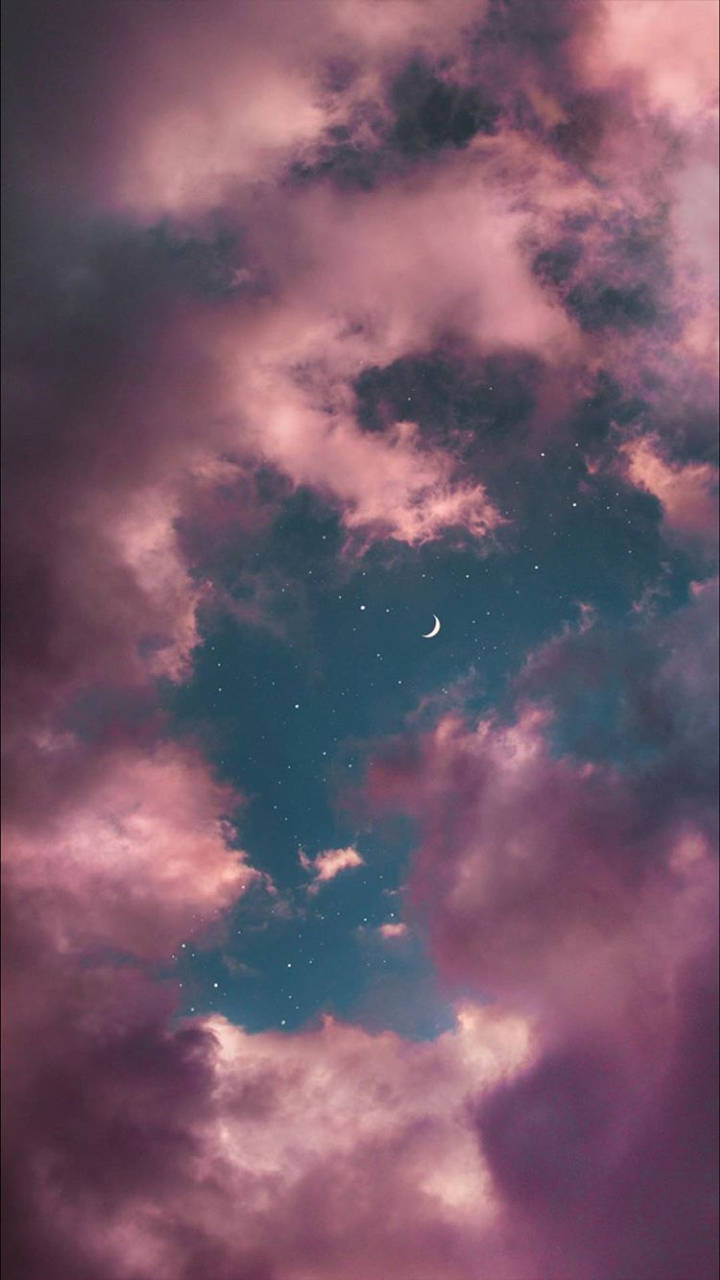 Sanfteund Wunderschöne Violette Wolken Am Himmel Wallpaper