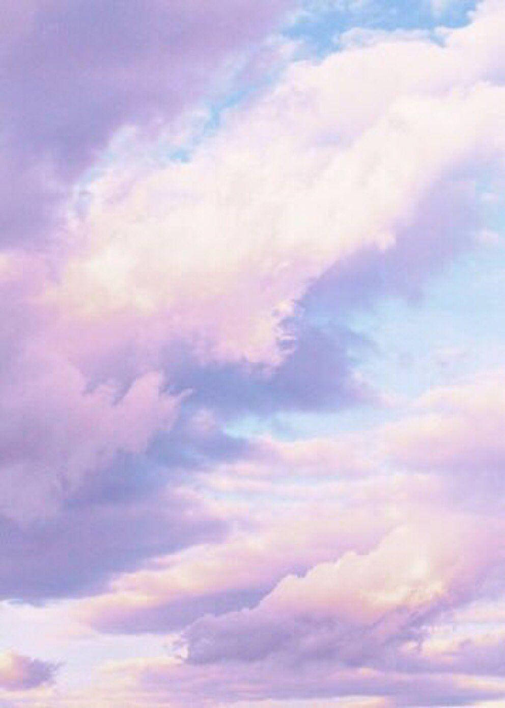 Spellbinding viser af en betagende lilla himmel pryder tapet. Wallpaper