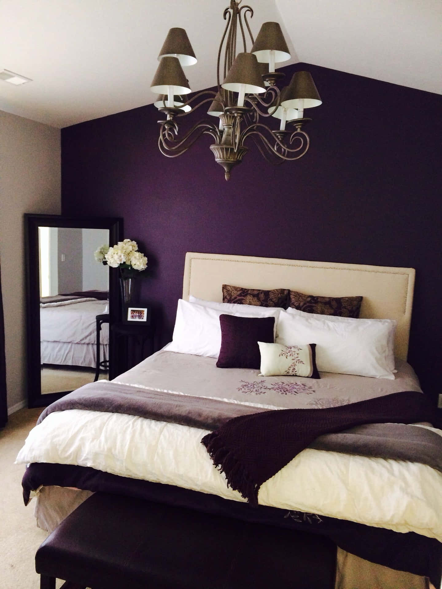 Create a luxurious look with these gorgeous pieces of velvet purple decor. Wallpaper