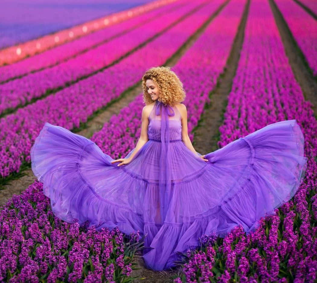 Presumede Belleza Con Este Impresionante Vestido Morado. Fondo de pantalla