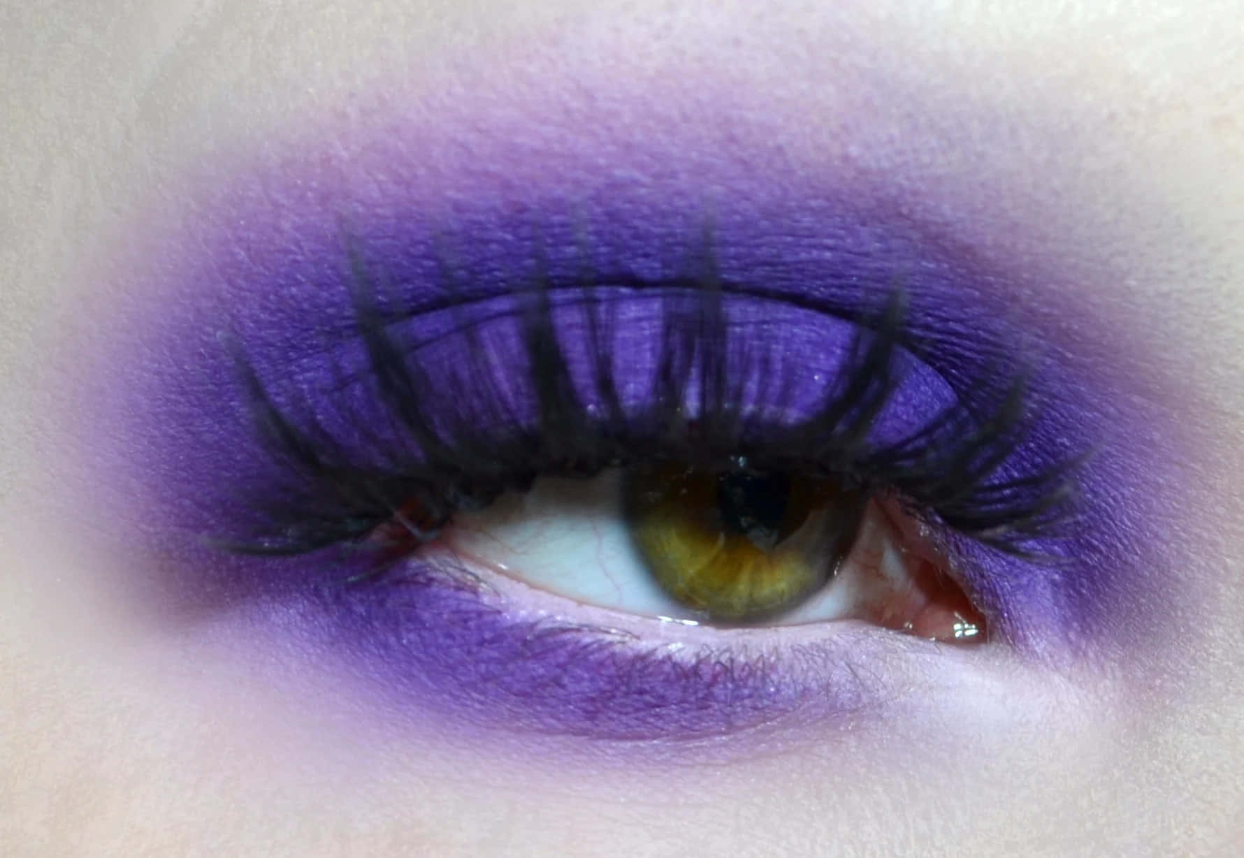 Make a bold statement with this beautiful Purple Eye Shadow look! Wallpaper