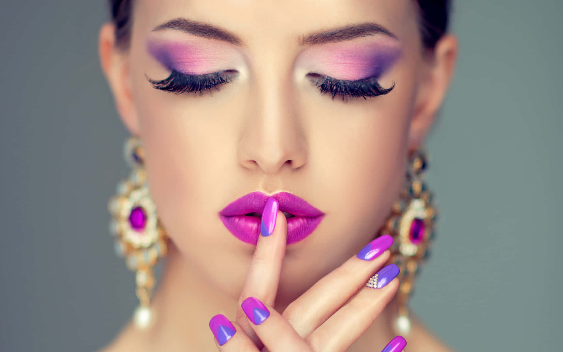 Add drama to your look with this bold purple eye shadow. Wallpaper
