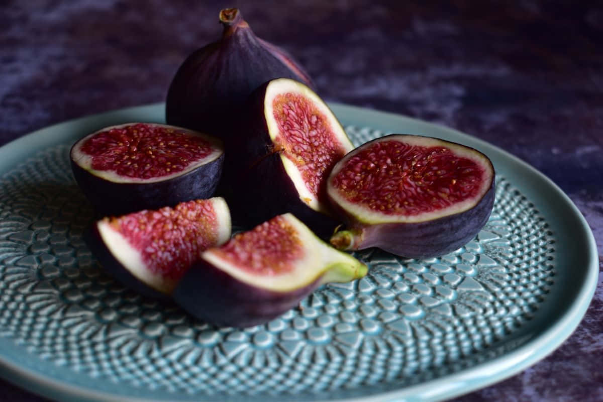Juicy Purple Fig Fruits Wallpaper