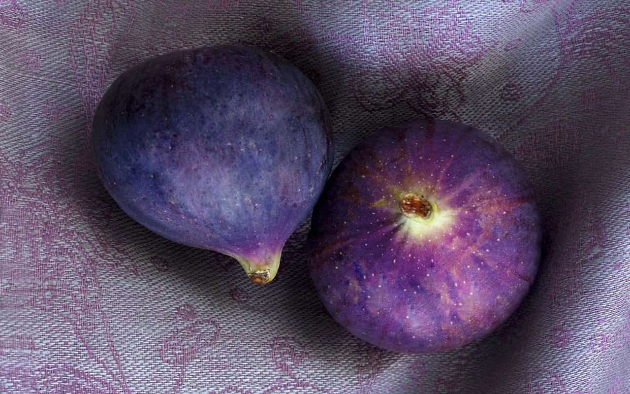 Delicious Purple Figs Ripe for Picking Wallpaper