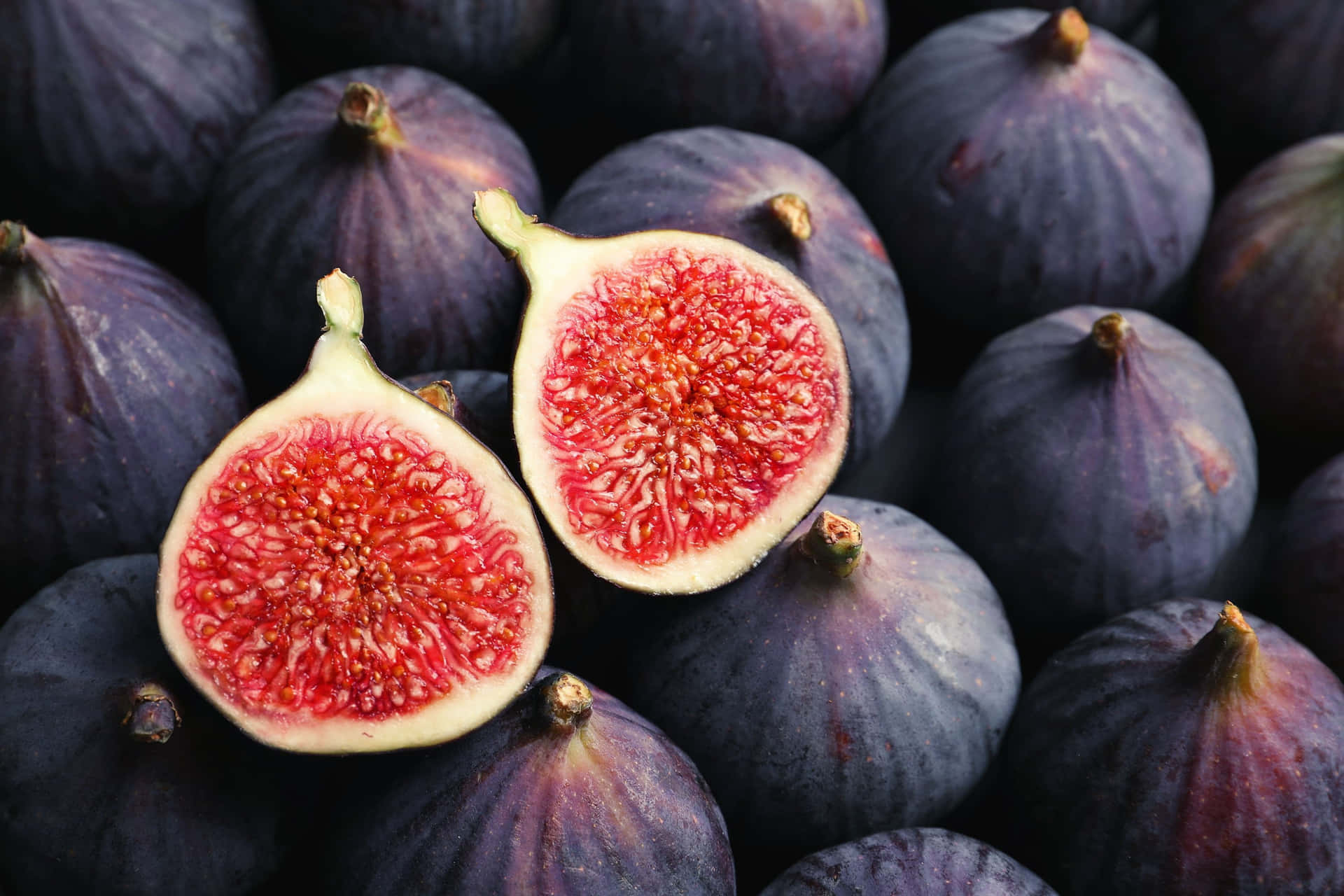 Delightful purple figs Wallpaper