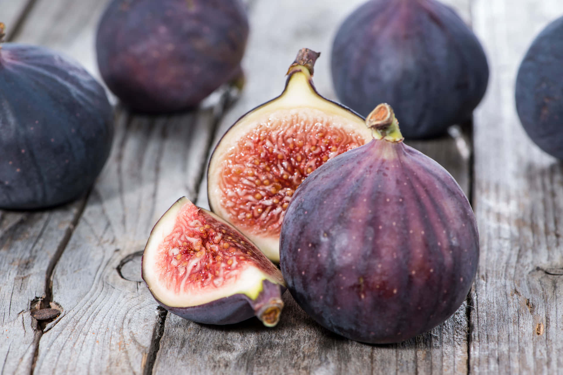 Vibrant purple figs, ripe and ready to enjoy. Wallpaper