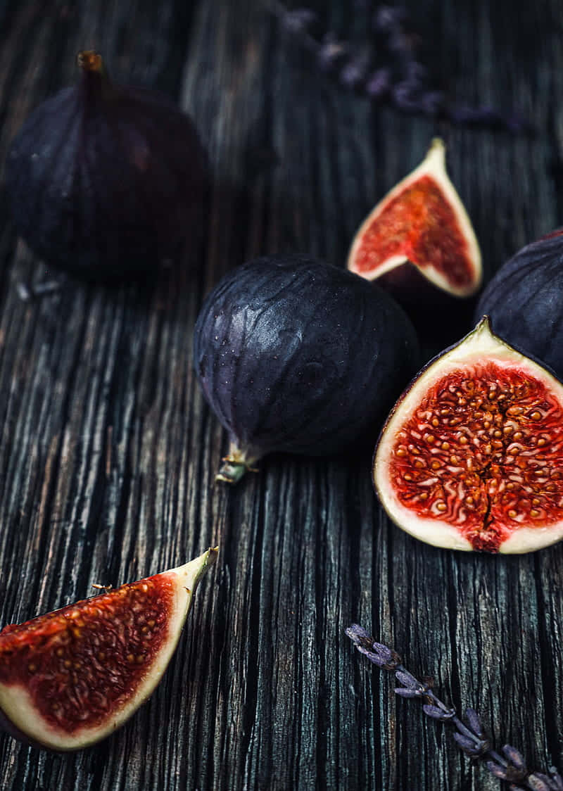 A basket of plump and juicy purple figs. Wallpaper