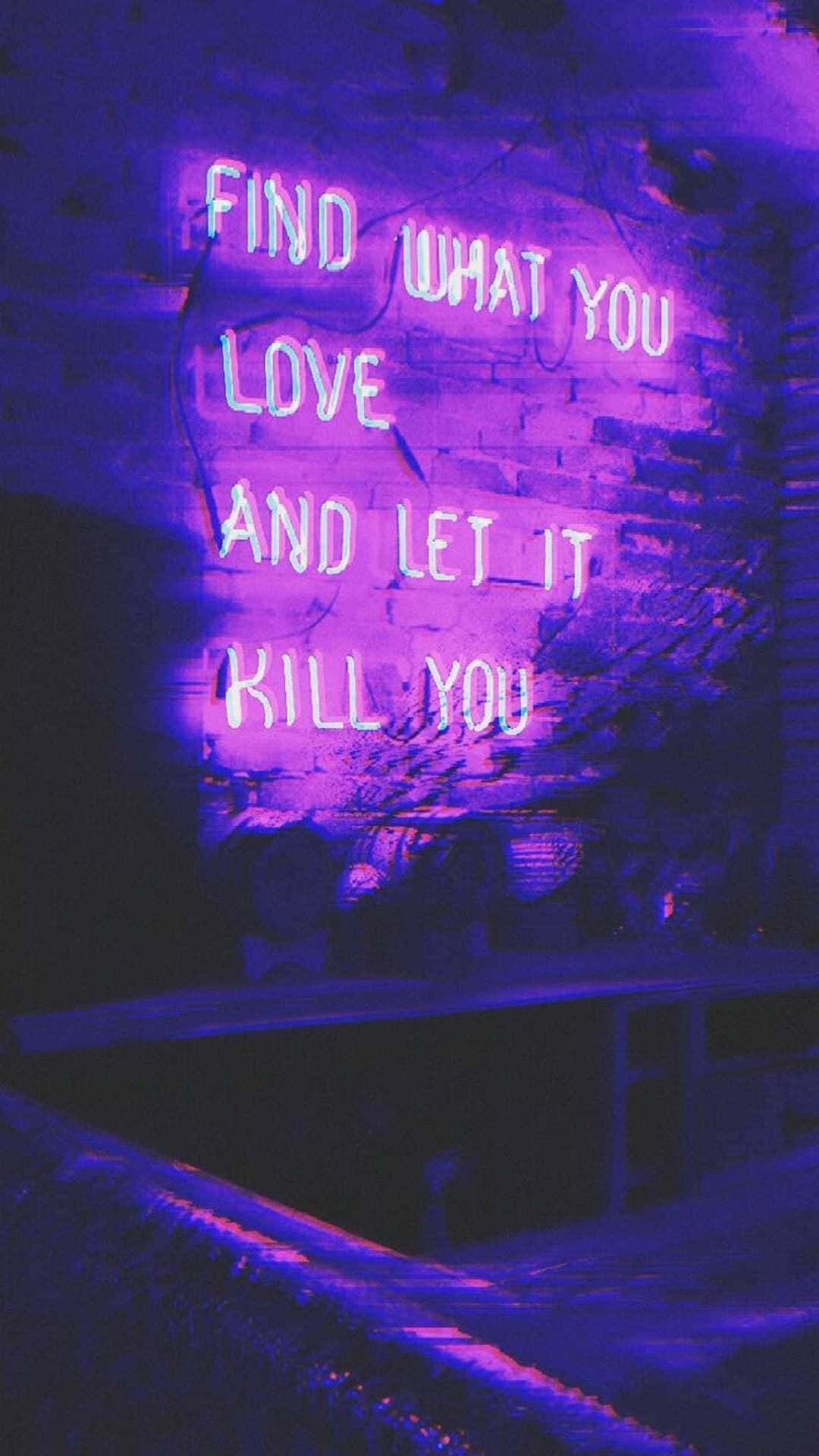 Et lilla neon skilt med ordene 'Find det du elsker og lad det slå dig ihjel' Wallpaper