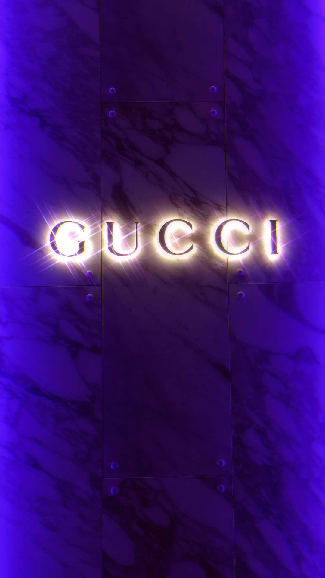Papelde Parede Roxo Com O Logotipo Brilhante Da Gucci. Papel de Parede