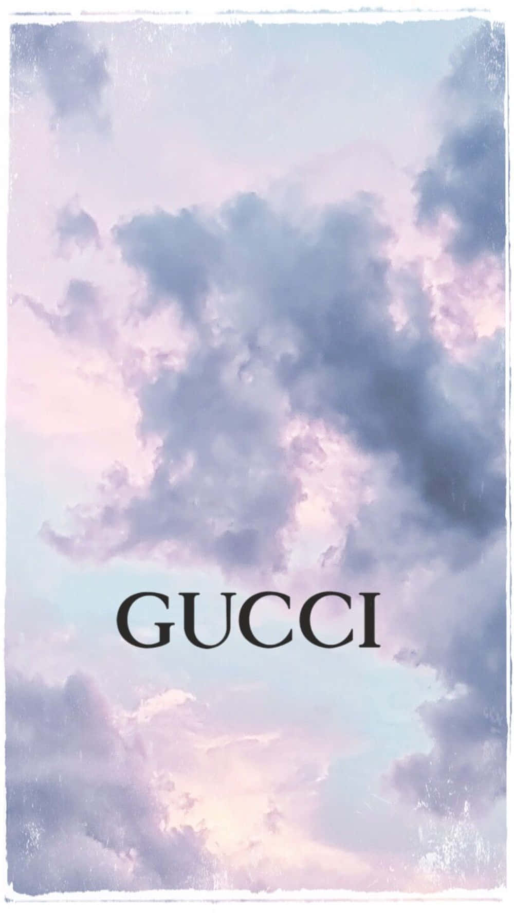 Lomejor En Lujo. Adquiere El Accesorio Perfecto De Gucci En Color Morado. Fondo de pantalla