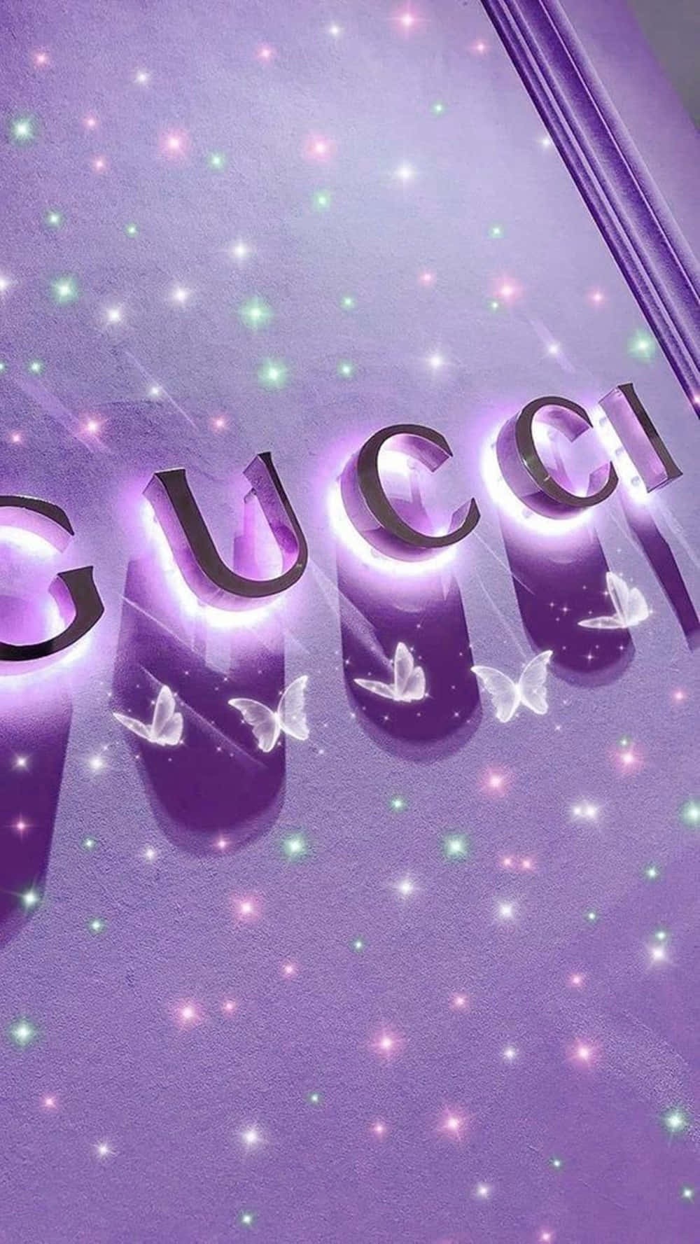 Papelde Parede Roxo Com Borboletas Da Gucci E Logotipo. Papel de Parede