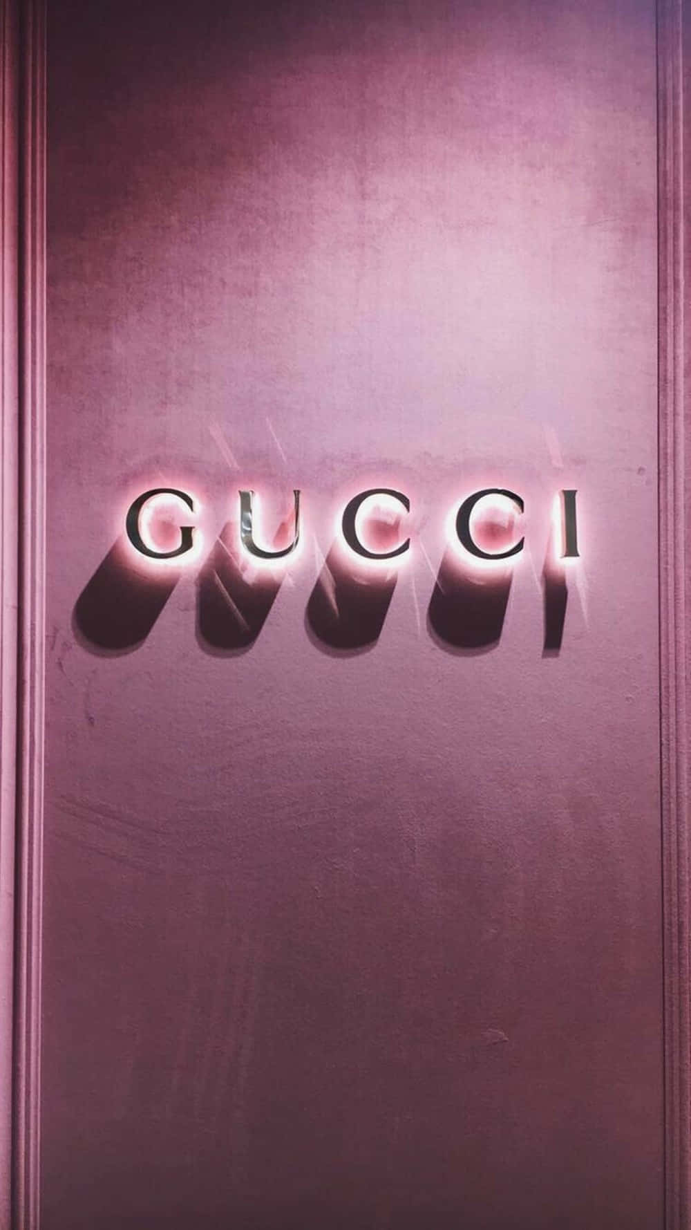 Logode Gucci En Una Pared Rosa Fondo de pantalla