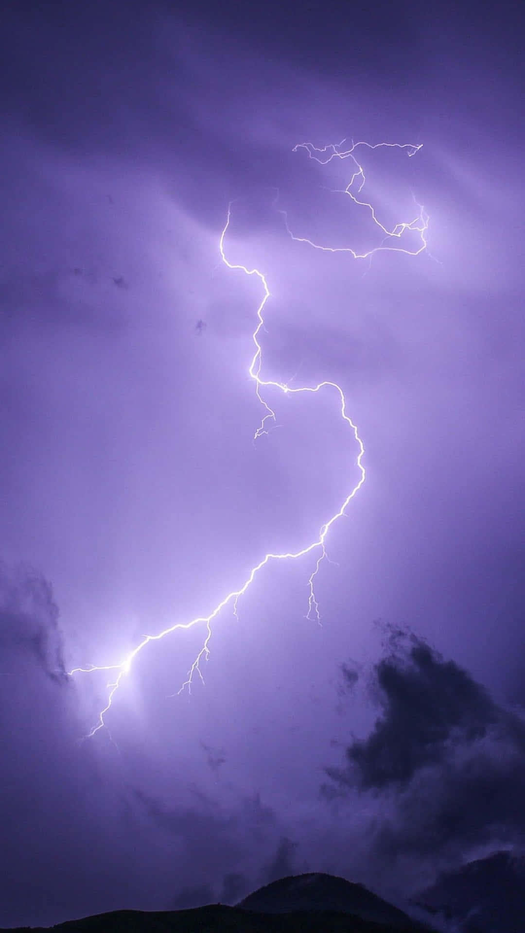 Lilablixtslag På Himmelen. (purple Lightning Strike In The Sky.) Wallpaper