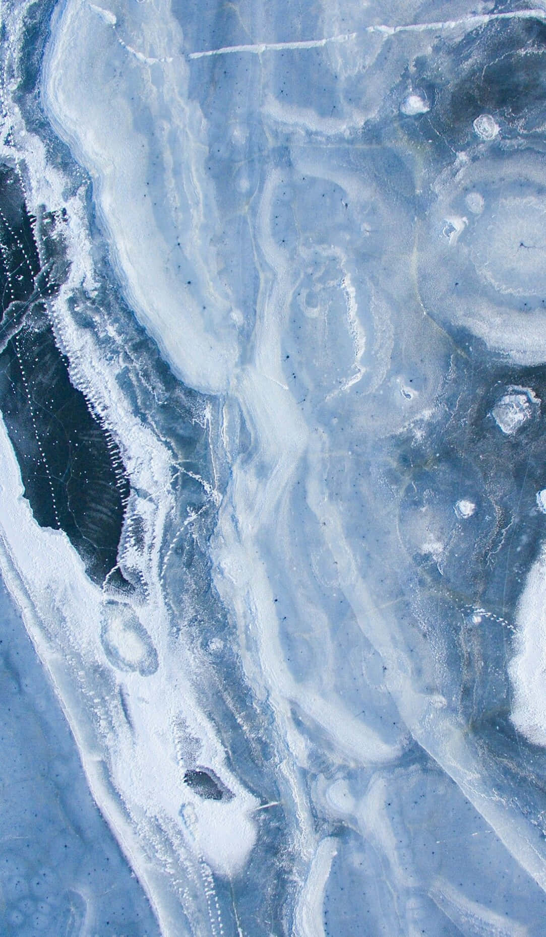 Unhombre Está Esquiando En Un Lago Congelado Fondo de pantalla
