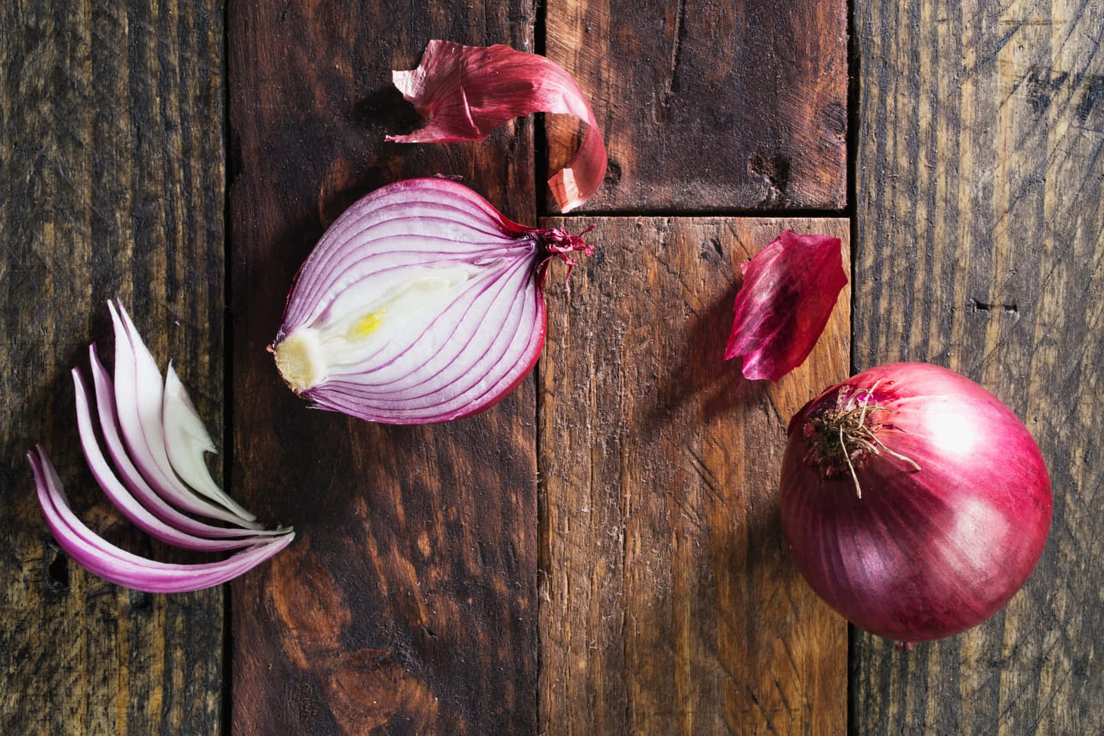 Variety of Fresh, Colorful Purple Onions at the Market Wallpaper