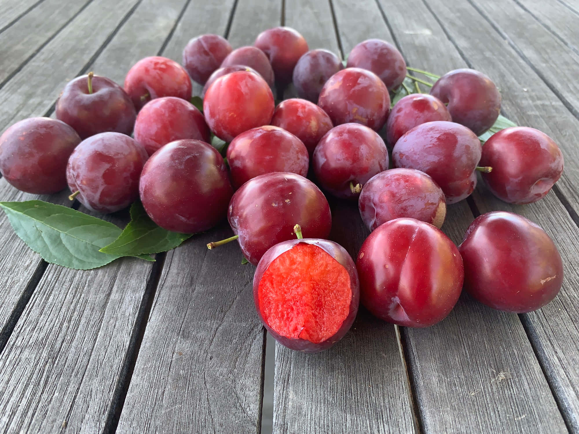 Refresh and rejuvenate with these delicious purple plums! Wallpaper