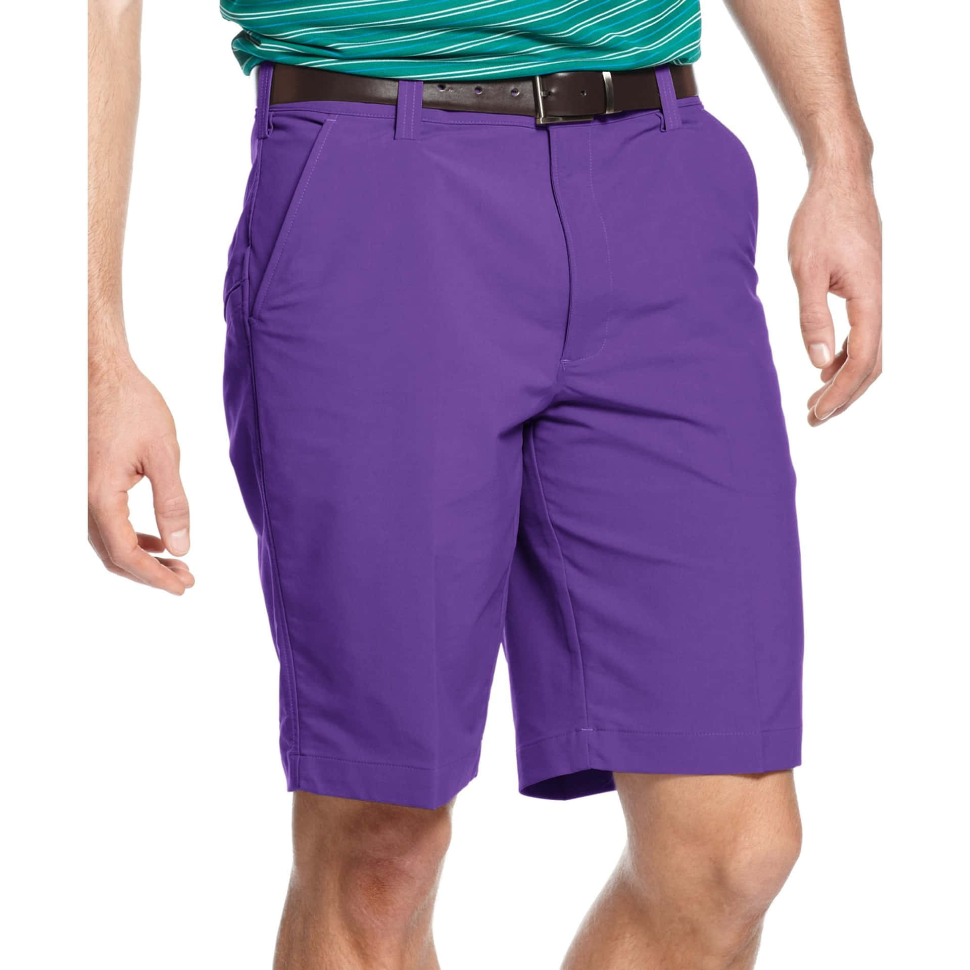 Muestratu Estilo Único Con Unos Shorts Especiales De Color Púrpura. Fondo de pantalla